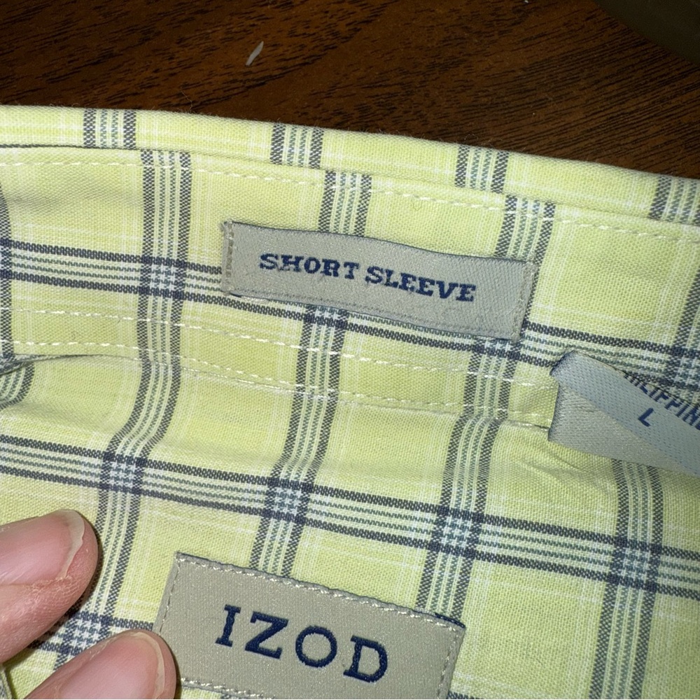IZOD Men's Short Sleeve Button Up Shirt. Large - Picture 6 of 7